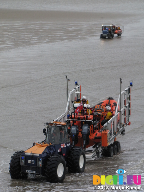 SX26440 Big and small lifeboat tracktors with boats